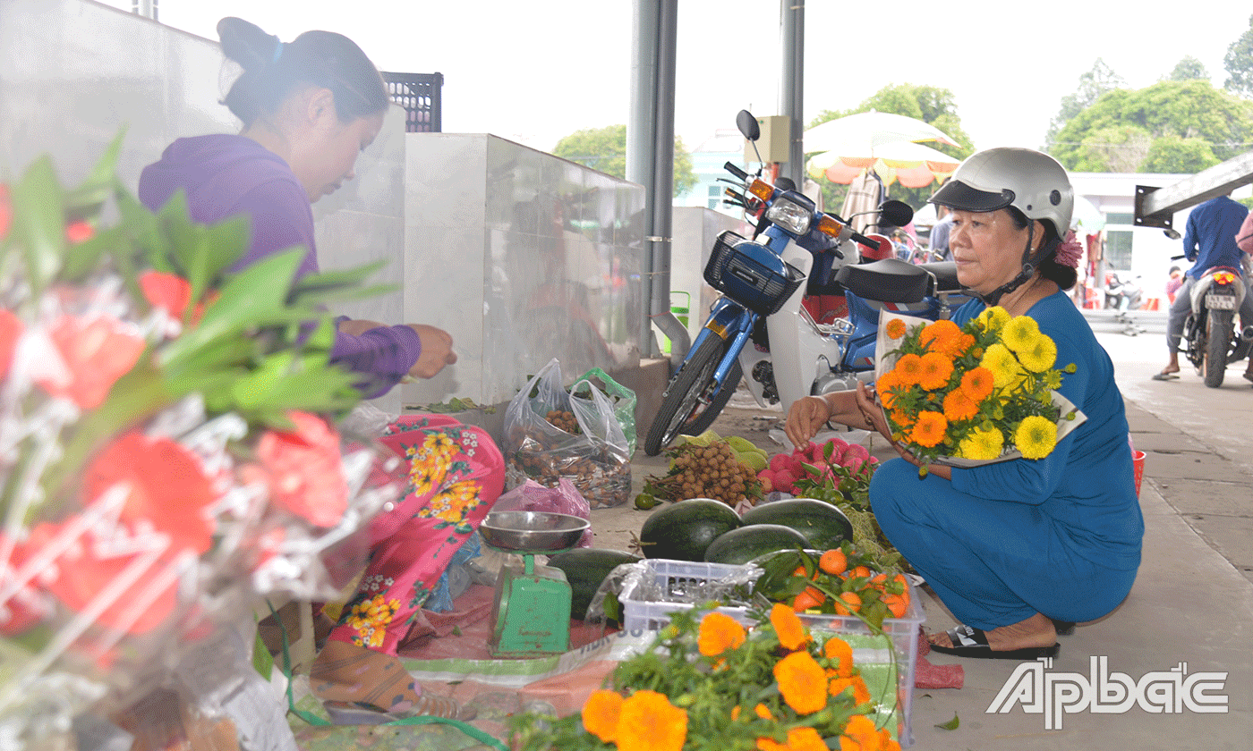 Mua thịt, rau củ xong, cô Thu không quên mua bó hoa về để chưng trên bàn thờ.