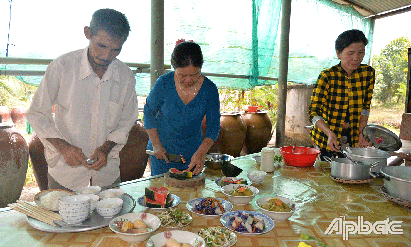 Mâm cơm đã chín, mọi người cùng nhau dọn cúng ông bà, tổ tiên.