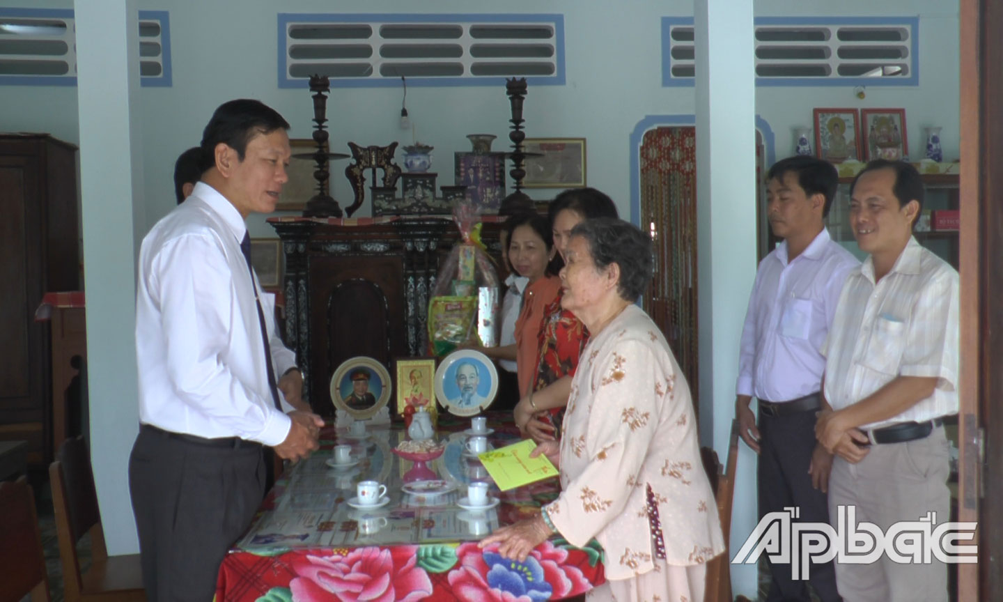 Ông Bùi Thái Sơn, Bí thư Huyện ủy, CTUBND huyện TPĐ thăm, tặng quà Mẹ VNAH Dương Thị Sáu, ấp Tân Bình, xã Tân Thới.