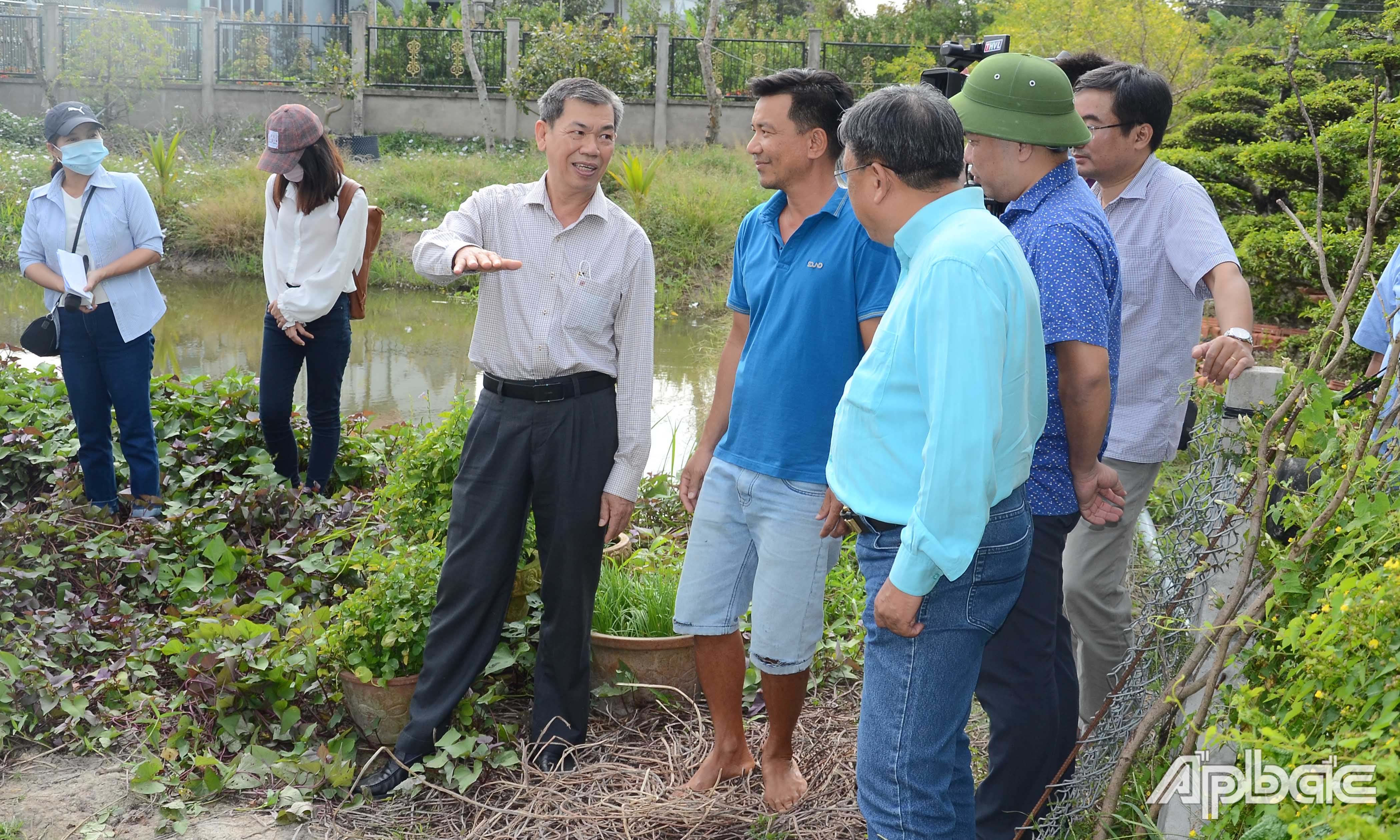 Khảo sát mô hình trữ nước ngọt để tưới cho cây sầu riêng tại xã Tam Bình.