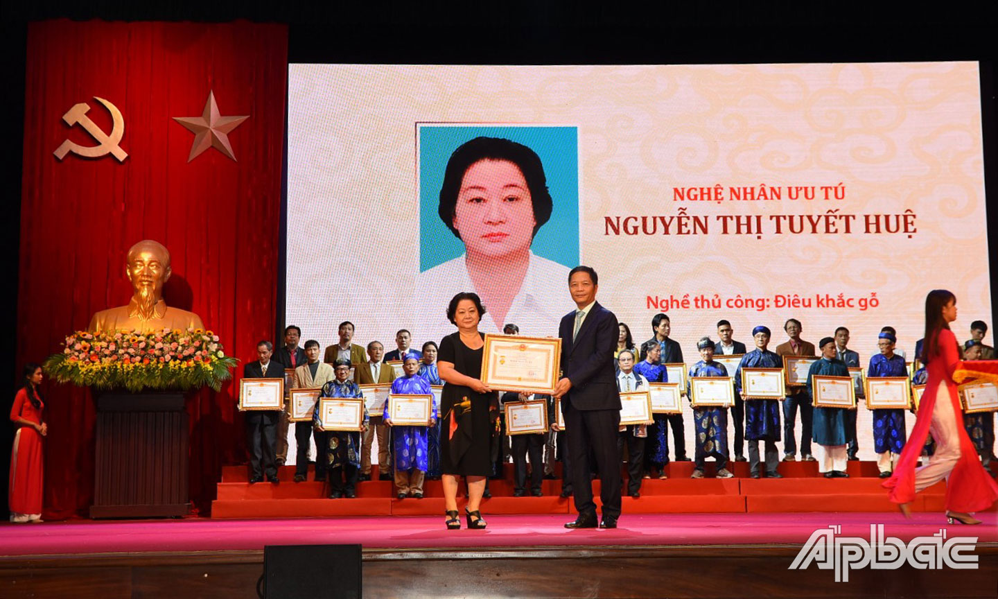  Nghệ nhân Nguyễn Thị Tuyết Huệ tại Lễ phong tặng danh hiệu “Nghệ nhân Ưu tú”.