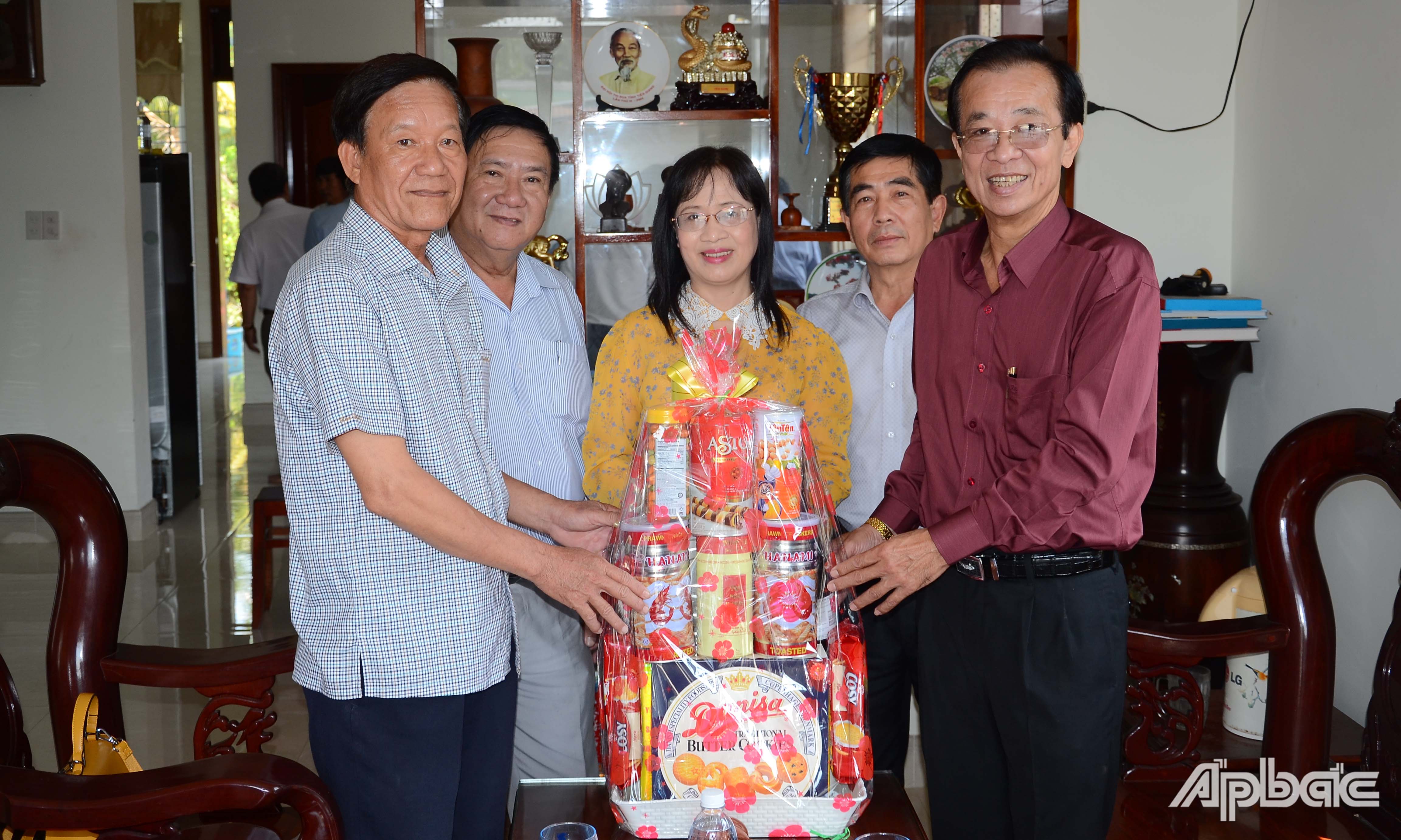 Thăm, tặng quà đồng chí Nguyễn Tấn Lộc, nguyên Cục trưởng Cục Thuế tỉnh.