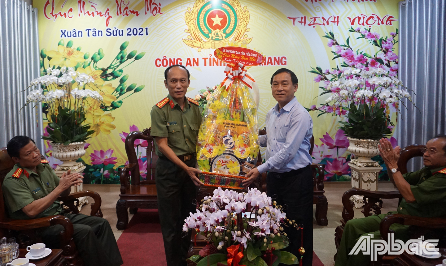 Đồng chí Nguyễn Văn Vĩnh thăm, chúc tết Công an tỉnh Tiền Giang