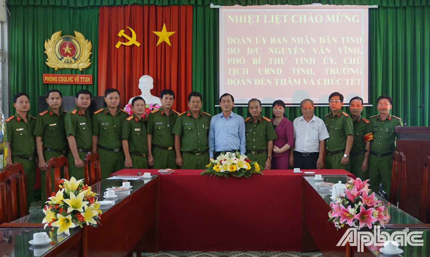 Đồng chí Nguyễn Văn Vĩnh chụp hình lưu niệm với phòng Cảnh sát QLHC về TTXH Công an tỉnh
