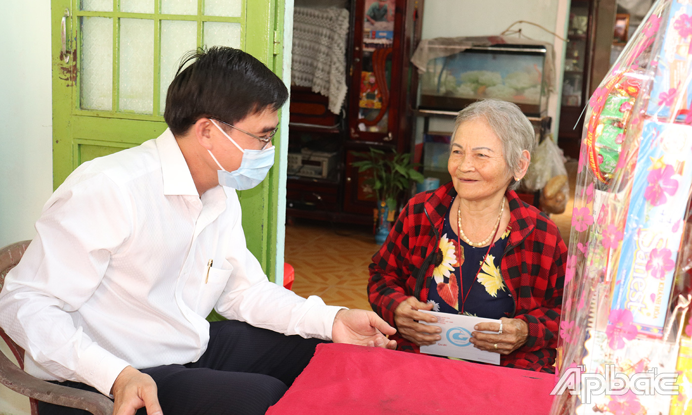 Đồng chí Nguyễn Văn Mười thăm, chúc tết bà Trương Thị Tấn (mẹ liệt sĩ),