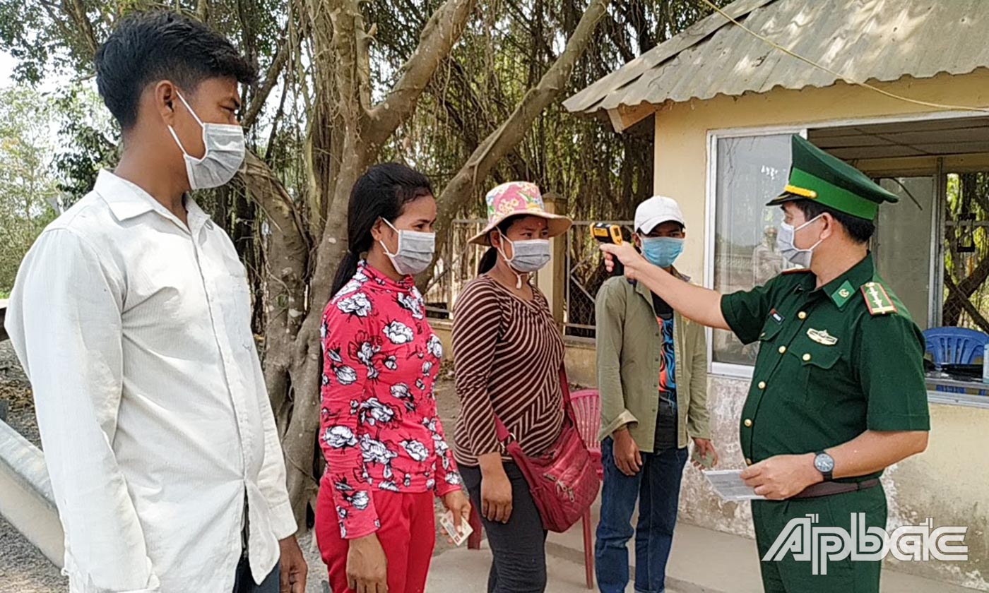 Kiểm tra nhiệt độ người dân khi đi qua chốt.