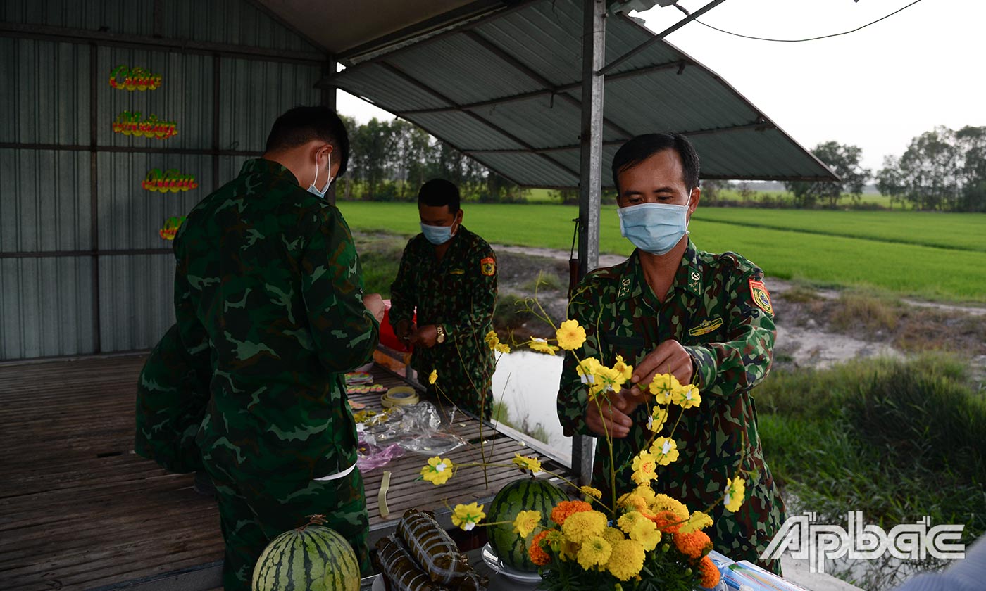 Các lực lượng tại các chốt thuộc Đồn Biên phòng Cửa khẩu Mỹ Quý Tây đang trang trí làm cành mai giả.