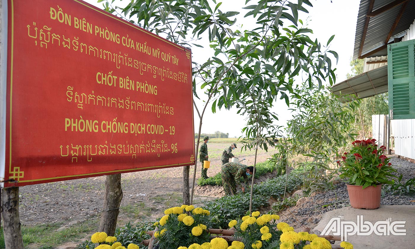 Cán bộ, chiến sĩ trồng rau bên cạnh chốt để cải thiện bữa ăn.