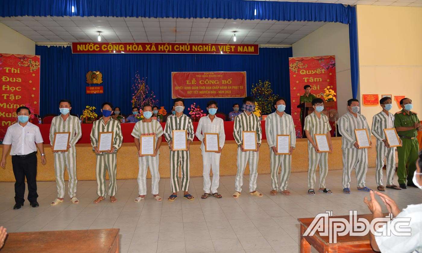 Đại diện Ban giám thị Trại giam Phước Hòa, Tòa án Nhân dân tỉnh đã trao quyết định giảm hết thời hạn chấp hành án phạt tù cho các phạm nhân.