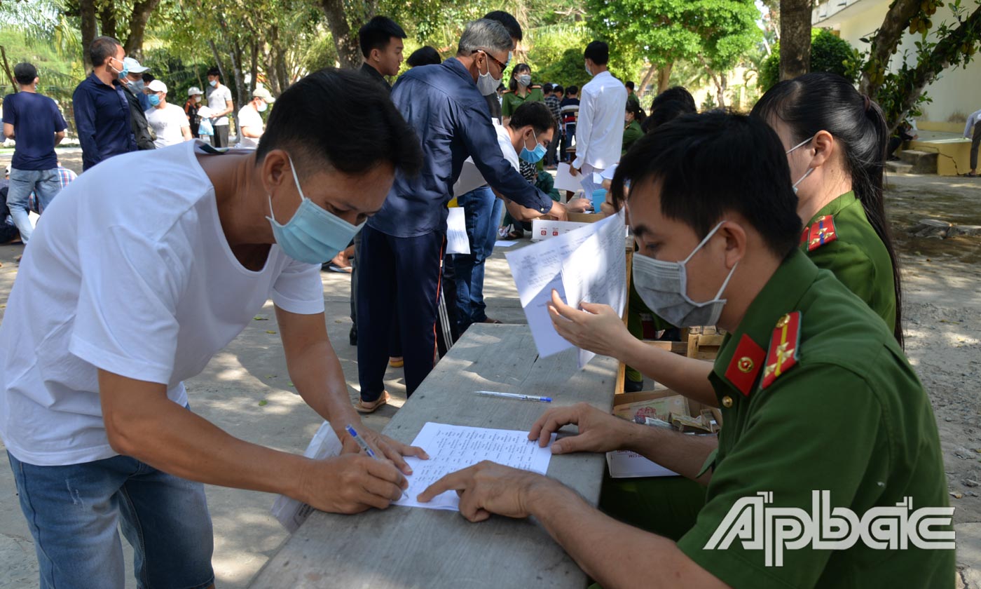 Phạm nhân được giảm hết thời hạn chấp hành án phạt tù làm thủ tục trở về gia đình.