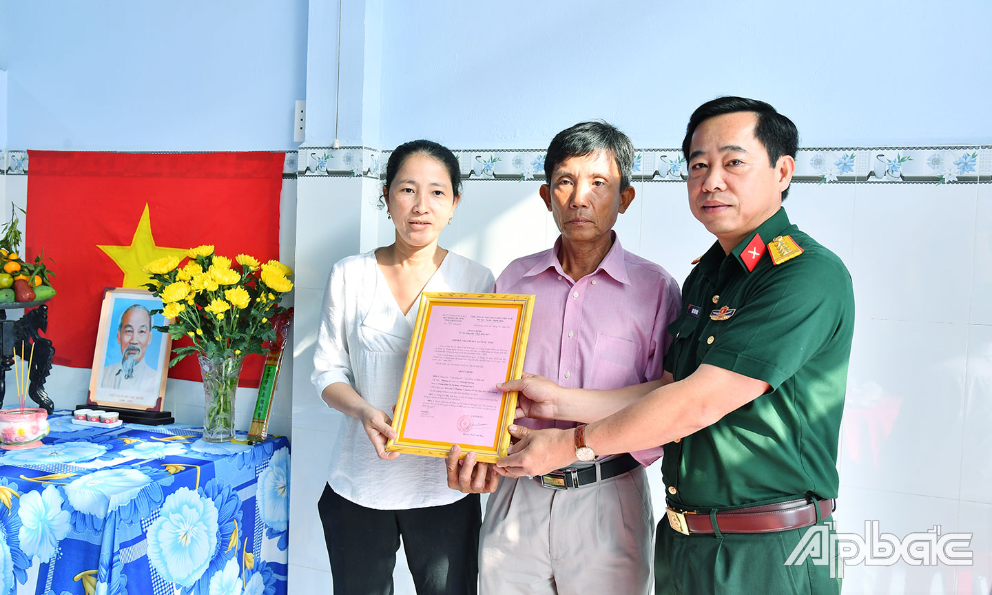  Đại tá Mai Văn Hòa, Tỉnh ủy viên, Chính ủy Bộ CHQS tỉnh  trao Quyết định tặng nhà “Tình đồng đội” cho ông Bùi Lợi, ngụ phường 7, TP. Mỹ Tho.