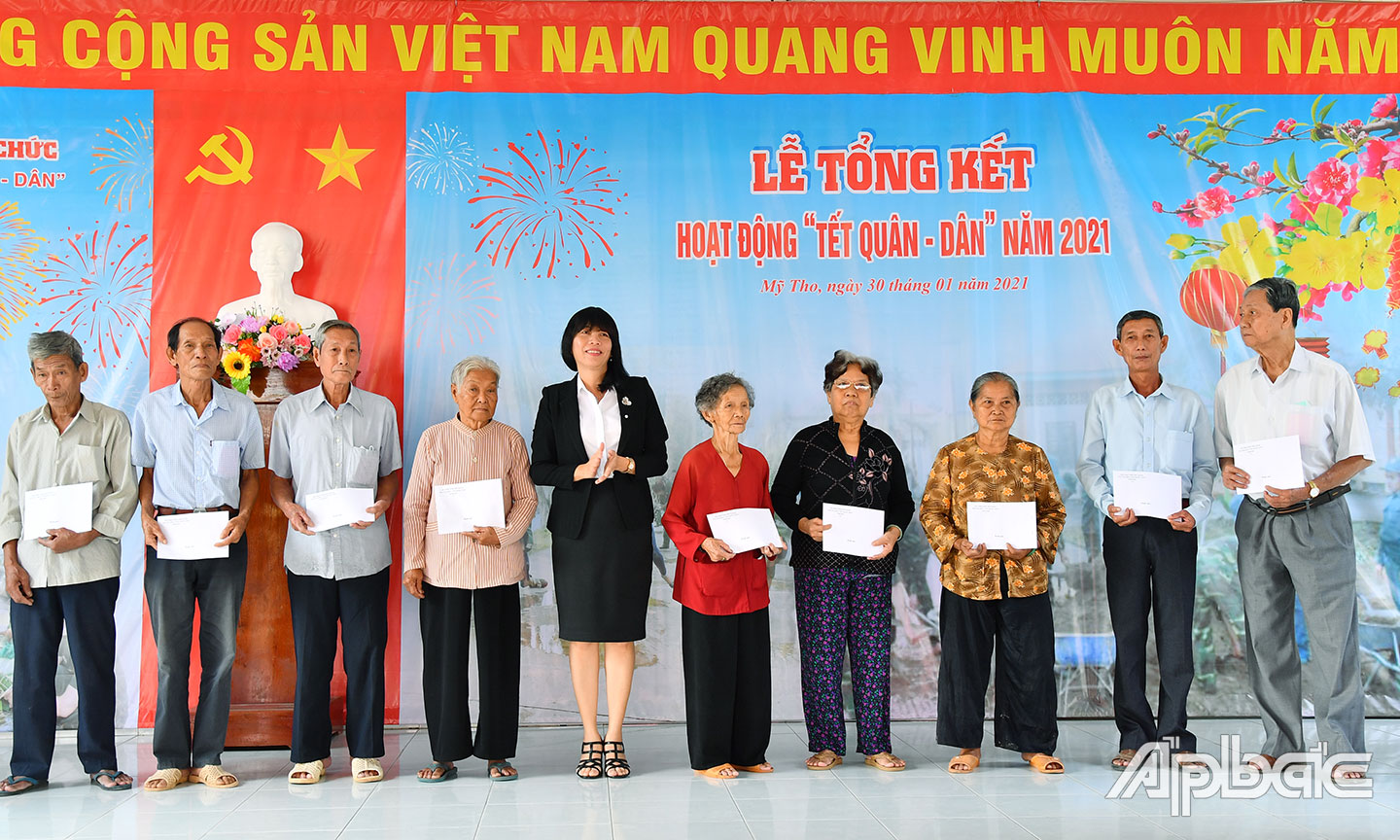 Phó Chủ tịch UBND TP. Mỹ Tho Lê Thị Bé Phượng tặng quà tết cho gia đình chính sách.