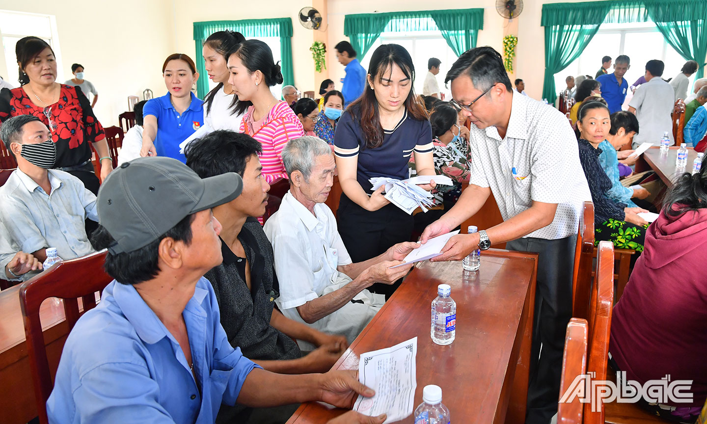 Bí thư Đảng ủy, Chủ tịch UBND xã Đạo Thạnh Ngô Quang Tín tặng quà tết cho gia đình chính sách.