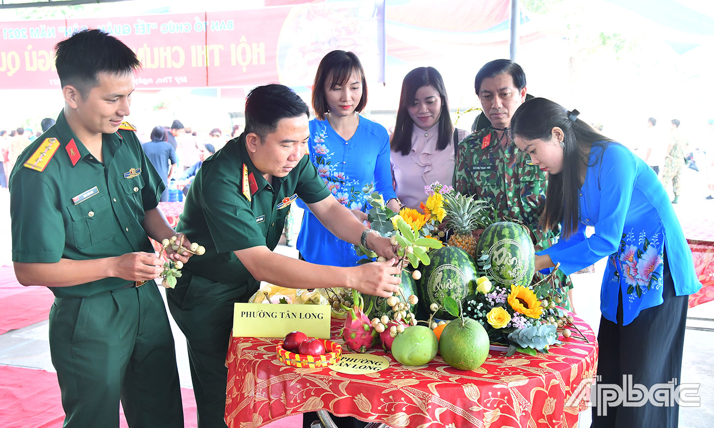 Bộ đội và nhân dân cùng tham gia Hội thi chưng mâm ngũ quả.