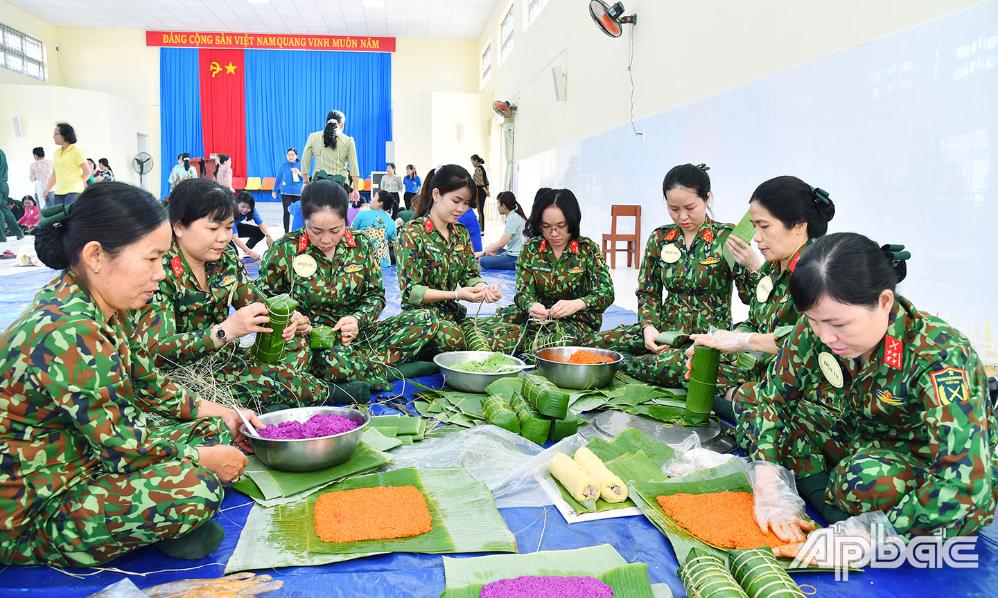 Hội viên Hội Phụ nữ cơ sở Bộ CHQS tỉnh tham gia Hội thi gói, nấu bánh tét.