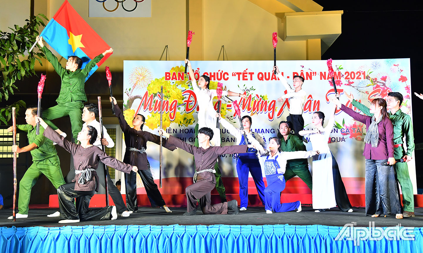Tiết mục hát múa của Trung tâm Văn hóa, Thể thao và Du lịch TP. Mỹ Tho tham gia  Liên hoan Tuyên truyền ca khúc cách mạng.