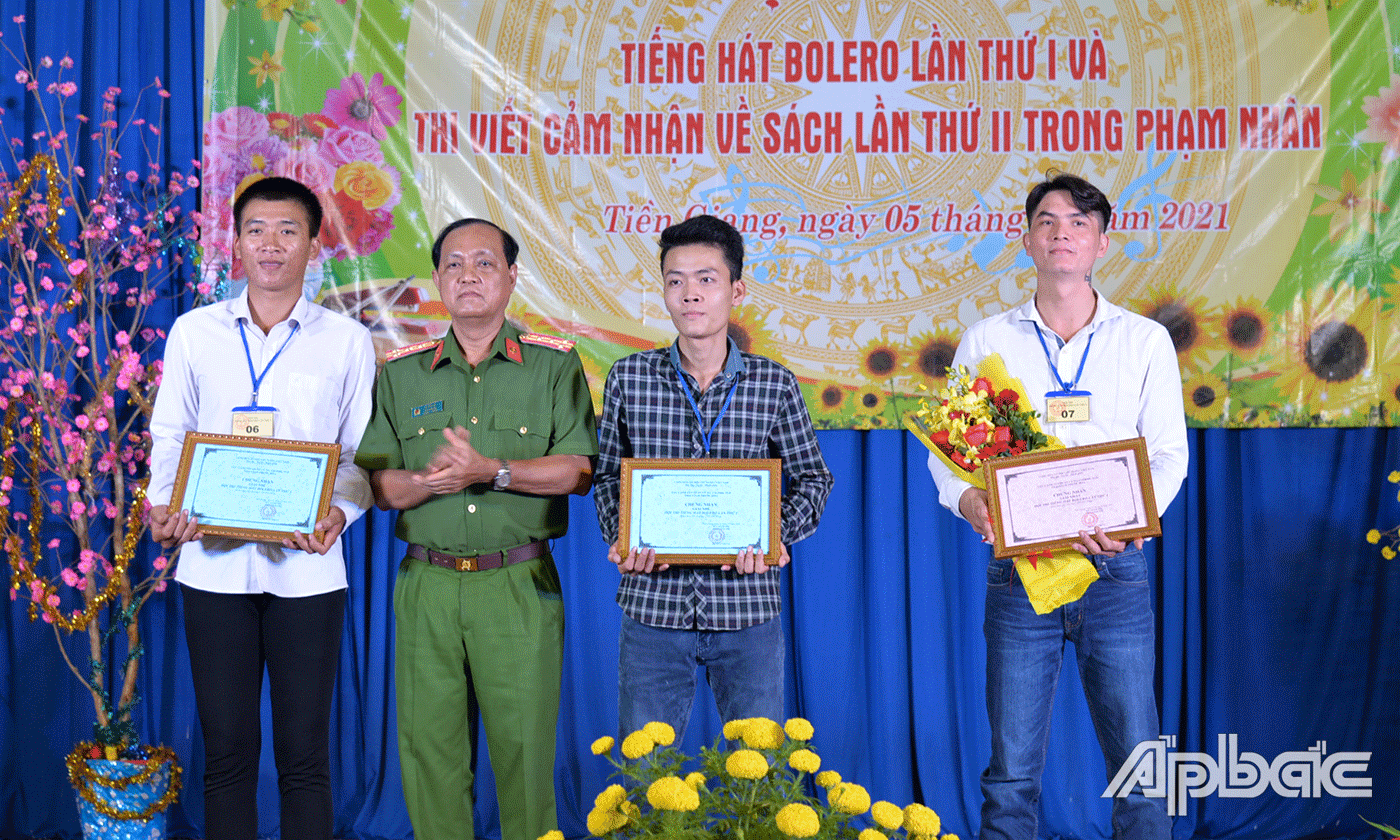 Đại tá Lê Văn Cư, Phó Gia1m thị trại giam Phước Hòa trao gải cho các thí sinh.