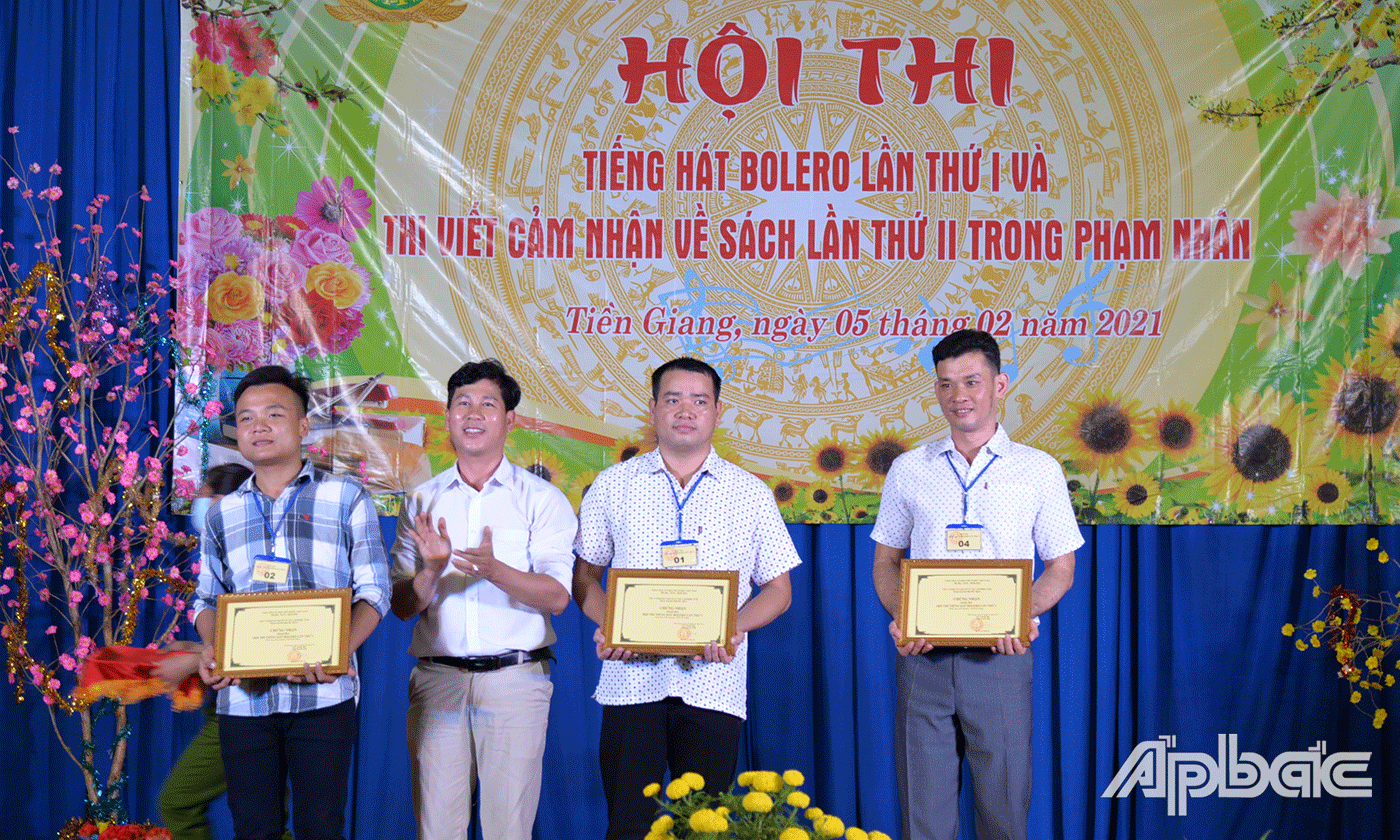 Trao giải cho các thí sinh.
