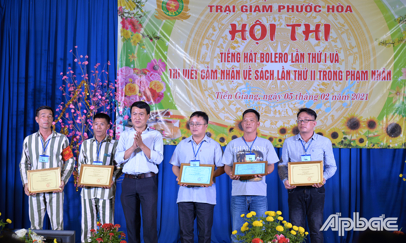 Trao giải cho các thí sinh.
