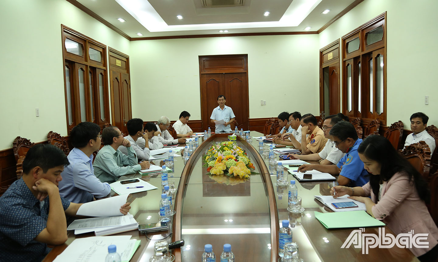 Đồng chí Nguyễn Văn Vĩnh chỉ đạo tại cuộc họp.