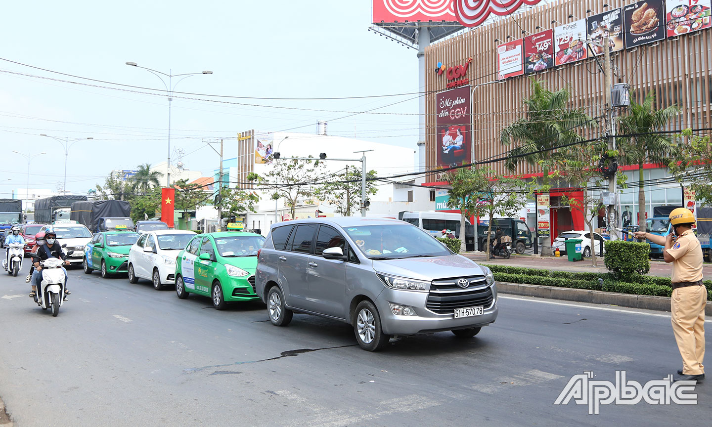 Căng mình dưới cái nằng gay gắt 2 giờ chiều điều tiết từng đợt các phương tiện qua cầu Rạch Miễu.