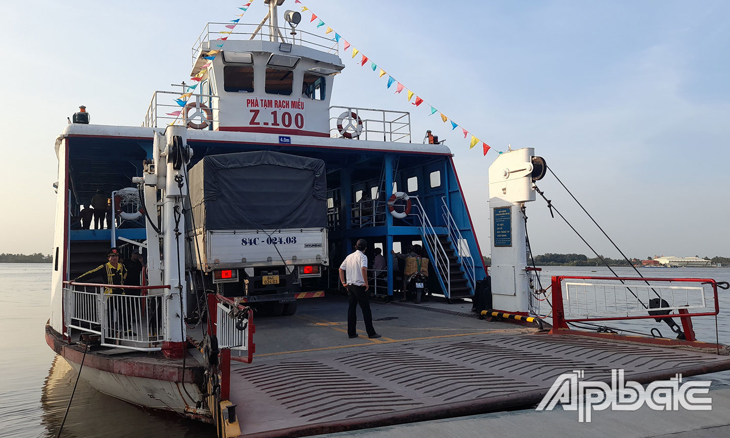 Phà tạm đang nỗ lực giải cứu cầu Rạch Miễu và 4 phà lưu thông đã được kiểm định an toàn.  