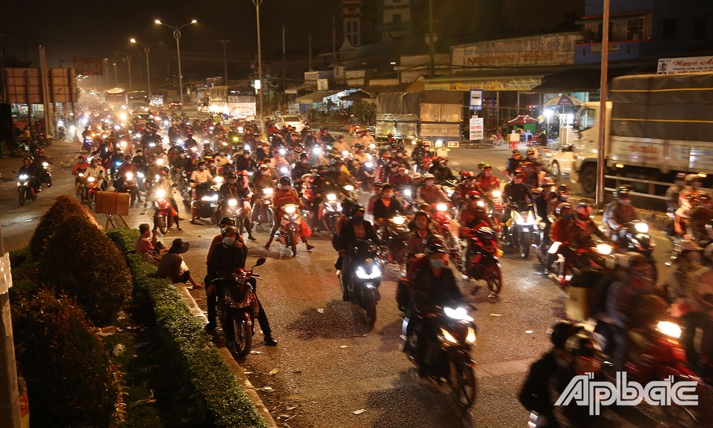 Lưu lượng phương tiện tăng cao từ 21 giờ ngày 6-2.