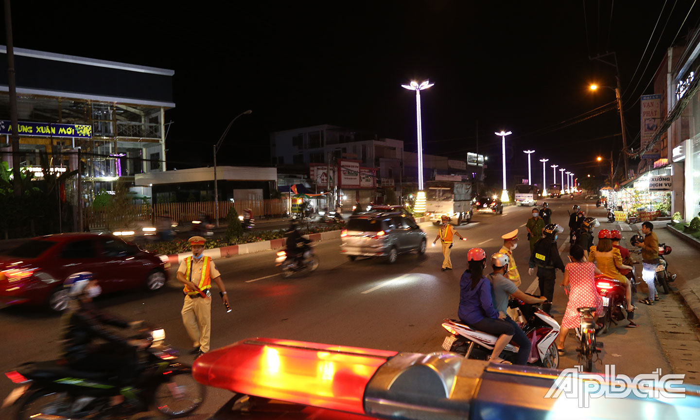Hàng loạt các phương tiện vi phạm bị xử lý trong đêm.