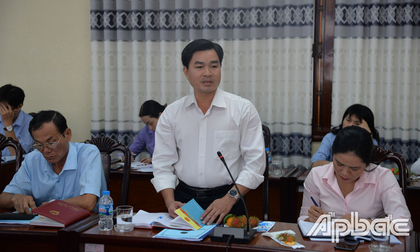 Đại biểu phát biểu ý kiến tại Hội nghị tổng kết công tác phối hợp giữa Thường trực HĐND tỉnh và Thường trực HĐND cấp huyện, nhiệm kỳ 2016 - 2021.