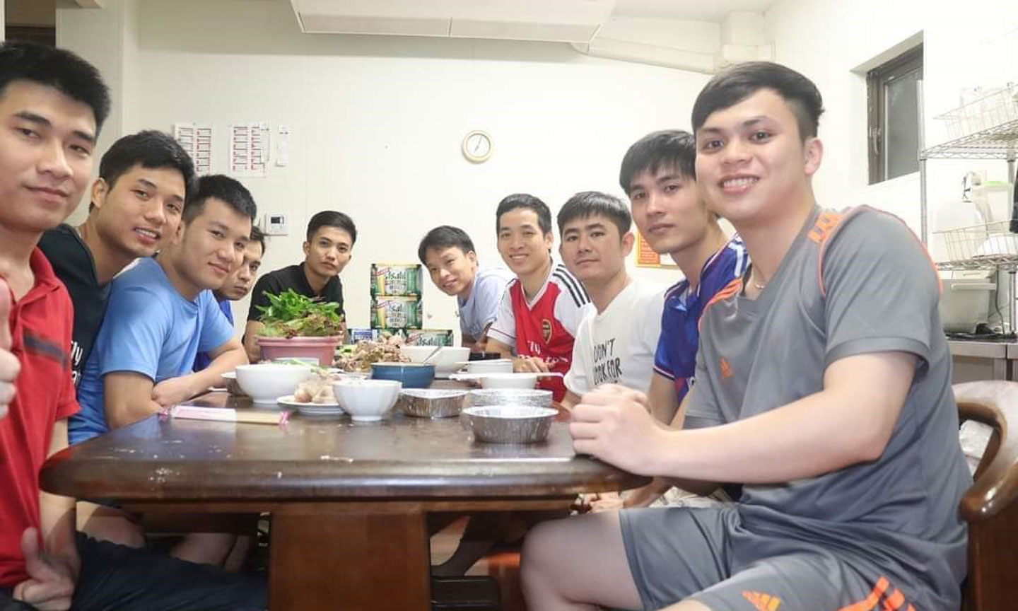 Anh Qui (thứ 4 từ phải sang) cùng các bạn đồng hương bên mâm cơm tất niên nơi xứ người.