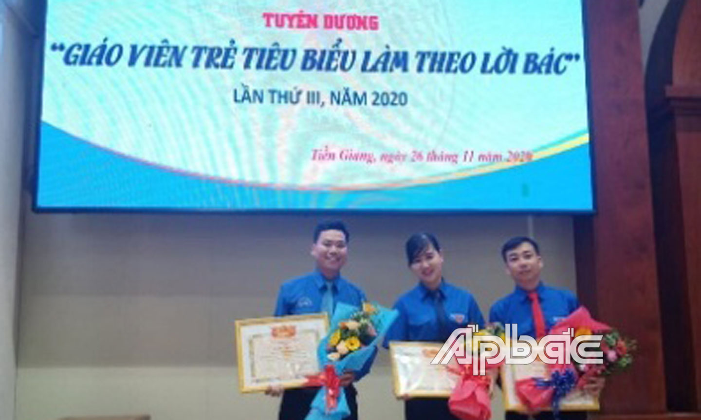 Anh Quân (bìa trái) được tuyên dương là “Giáo viên trẻ tiêu biểu làm theo lời Bác” năm 2020.  