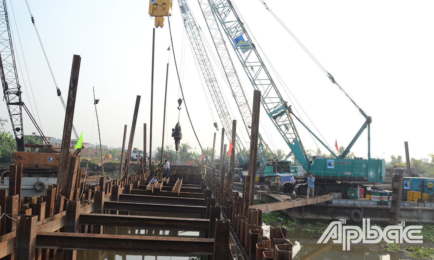 Đập thép ngăn mặn, trữ ngọt trên kinh Nguyễn Tấn Thành đã hợp long.