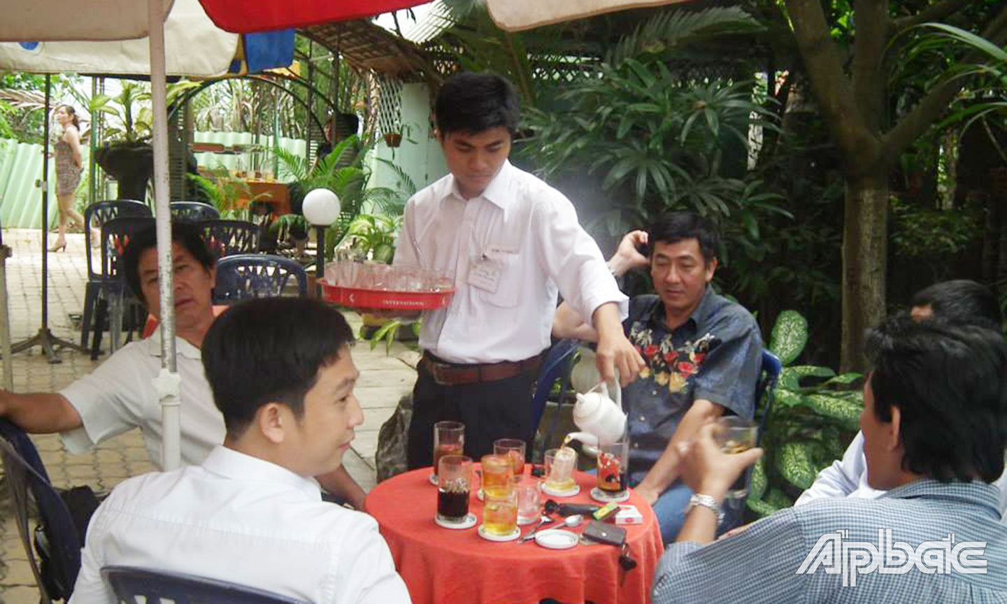 Phục vụ quán cà phê được đa phần sinh viên lựa chọn làm thêm dịp tết. 