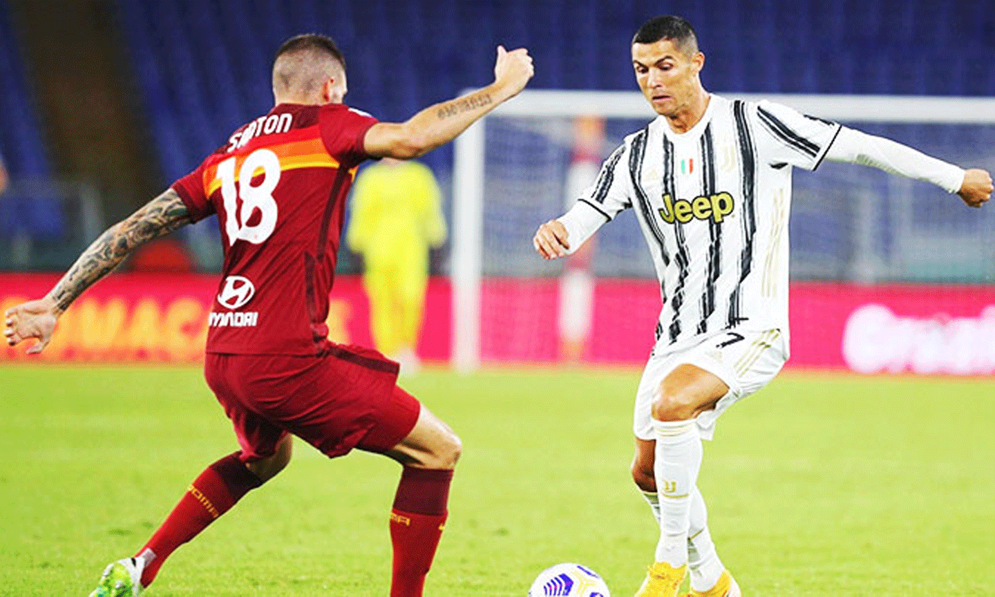 Cristiano Ronaldo (bên phải) vẫn duy trì được phong độ ghi bàn đỉnh cao dù đã 36 tuổi.