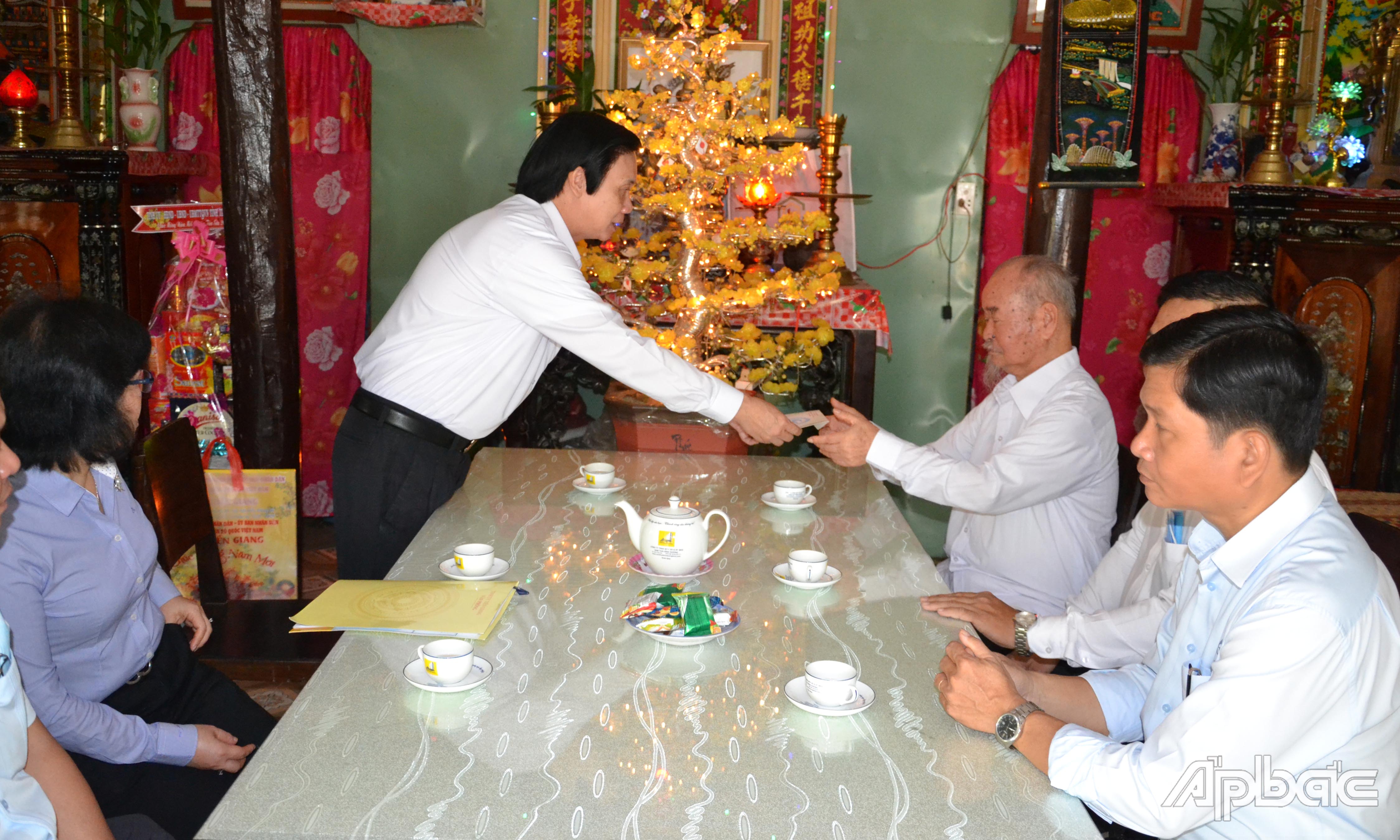 Đồng chí Nguyễn Văn Danh thăm, tặng quà gia đình ông Phạm Kim Vân.