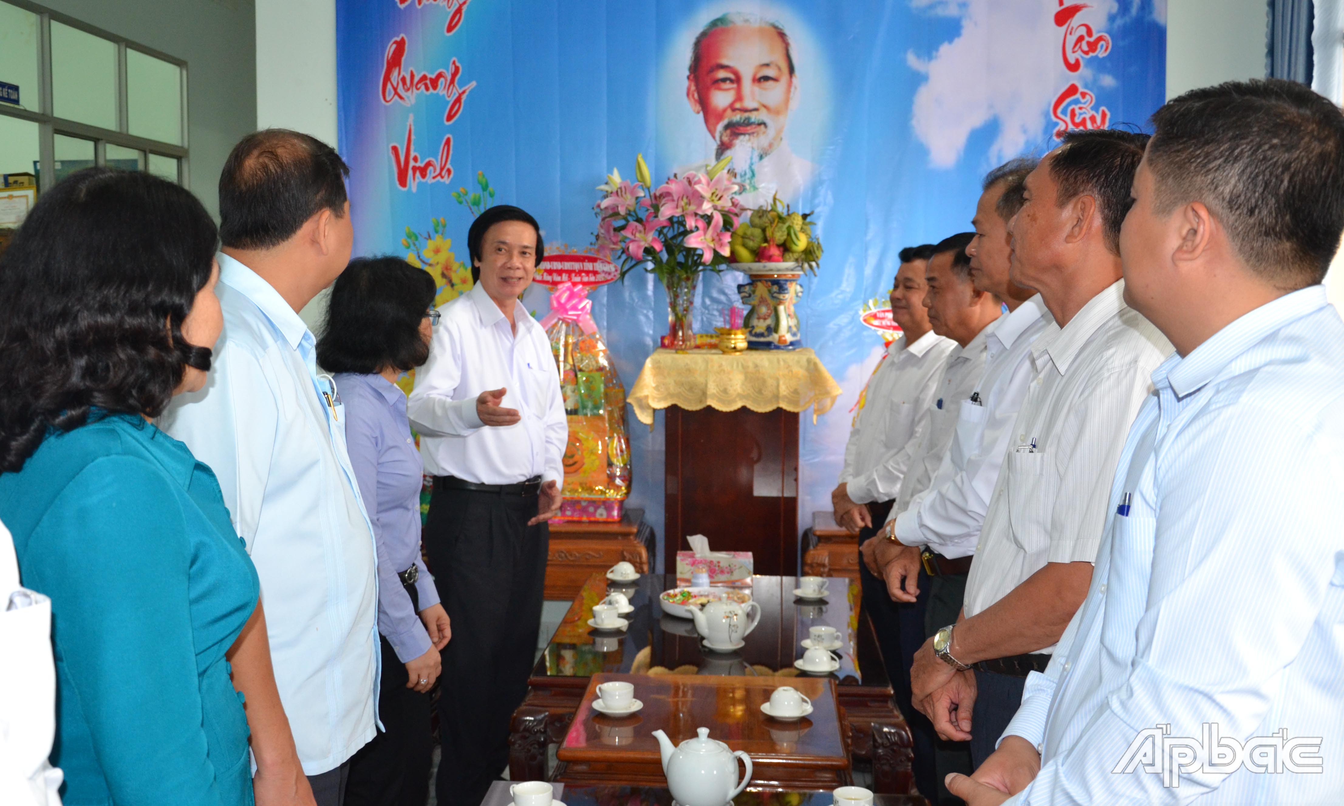 Đồng chí Nguyễn Văn Danh thăm, chúc tết Huyện ủy Châu Thành.