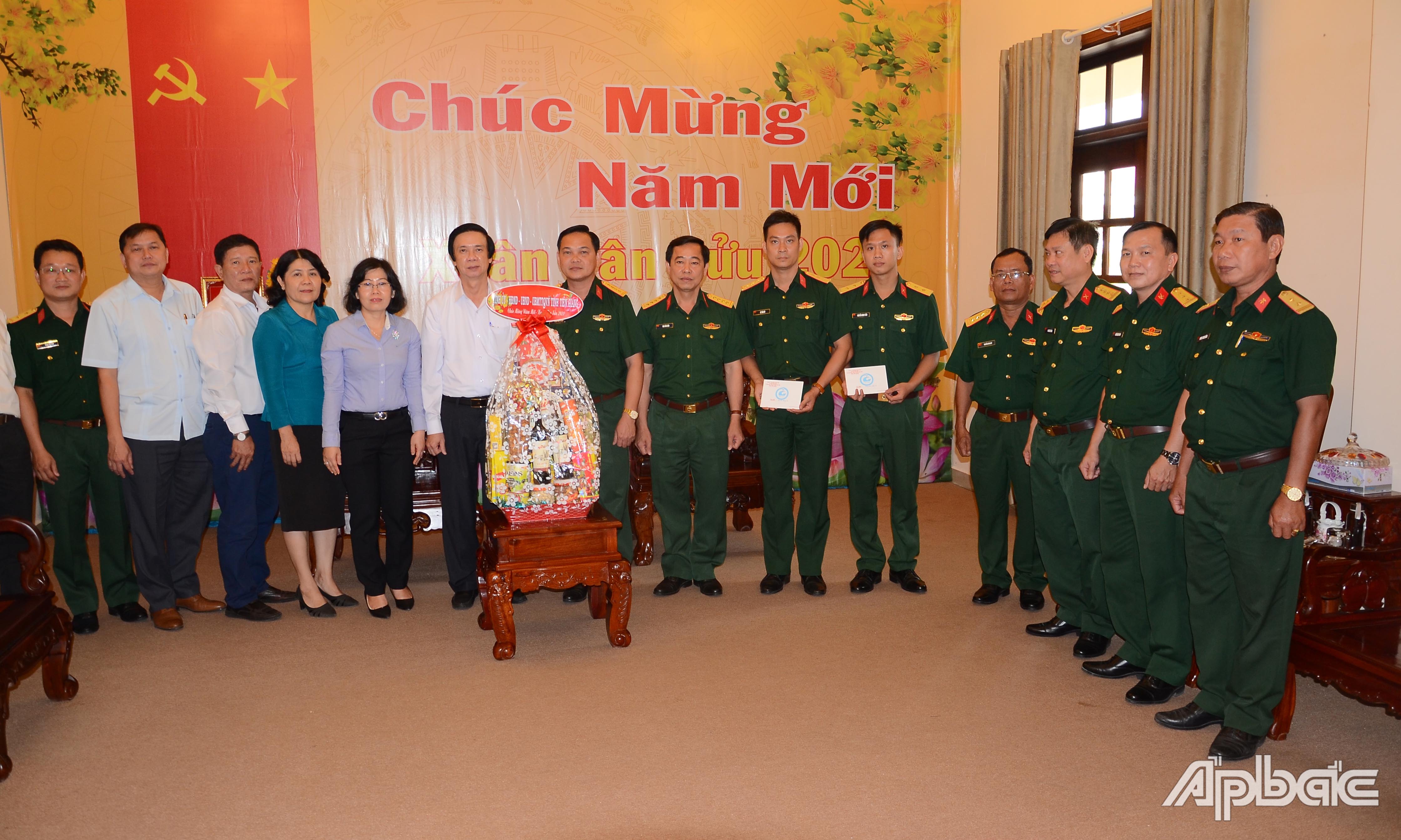 Đồng chí Nguyễn Văn Danh thăm, chúc tết Bộ Chỉ huy Quân sự tỉnh Tiền Giang.