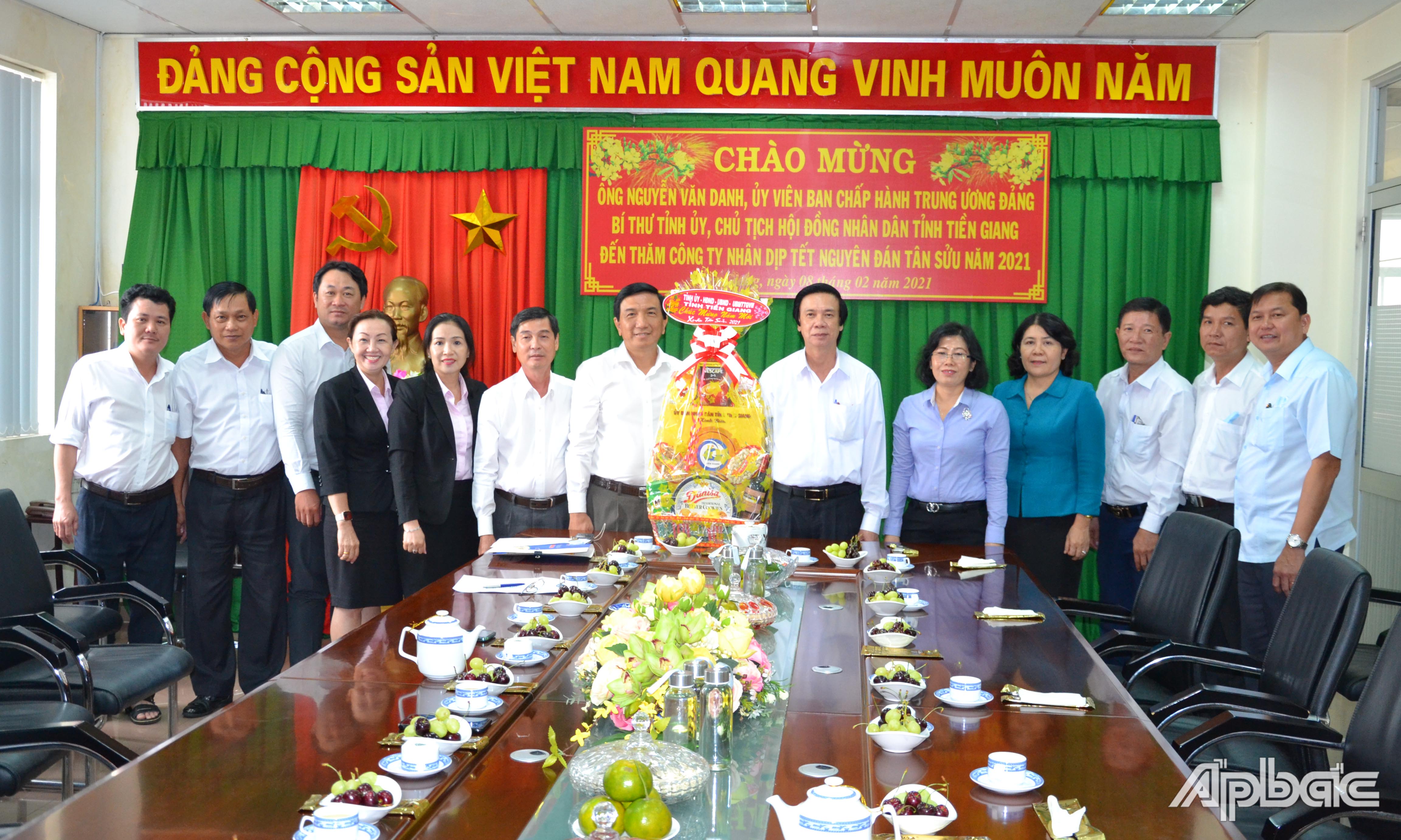 Đồng chí Nguyễn Văn Danh thăm, tặng quà Công ty TNHH MTV Xổ số kiến thiết Tiền Giang.