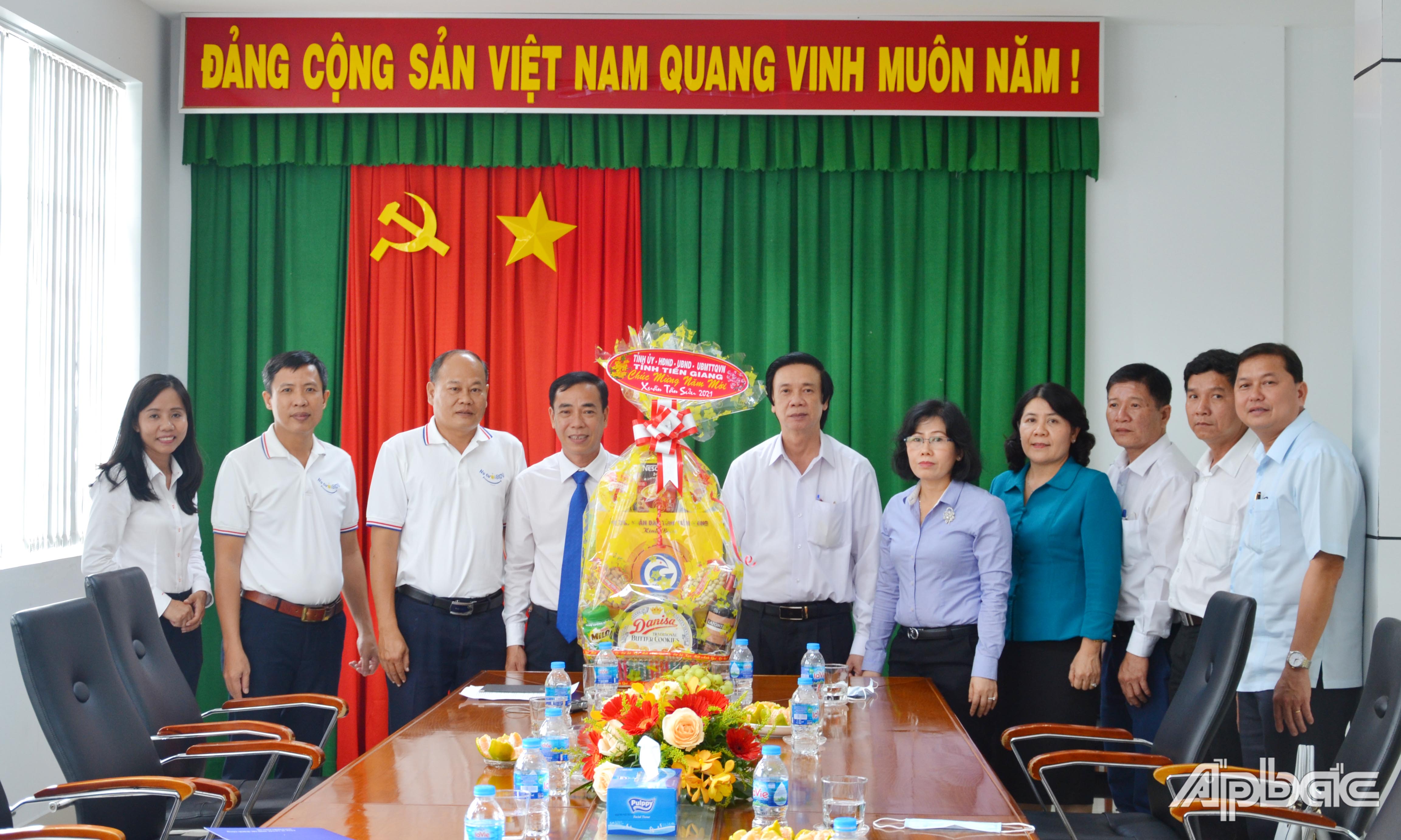 Đồng chí Nguyễn Văn Danh thăm, tặng quà Ngân hàng Đầu tư và Phát triển Tiền Giang.