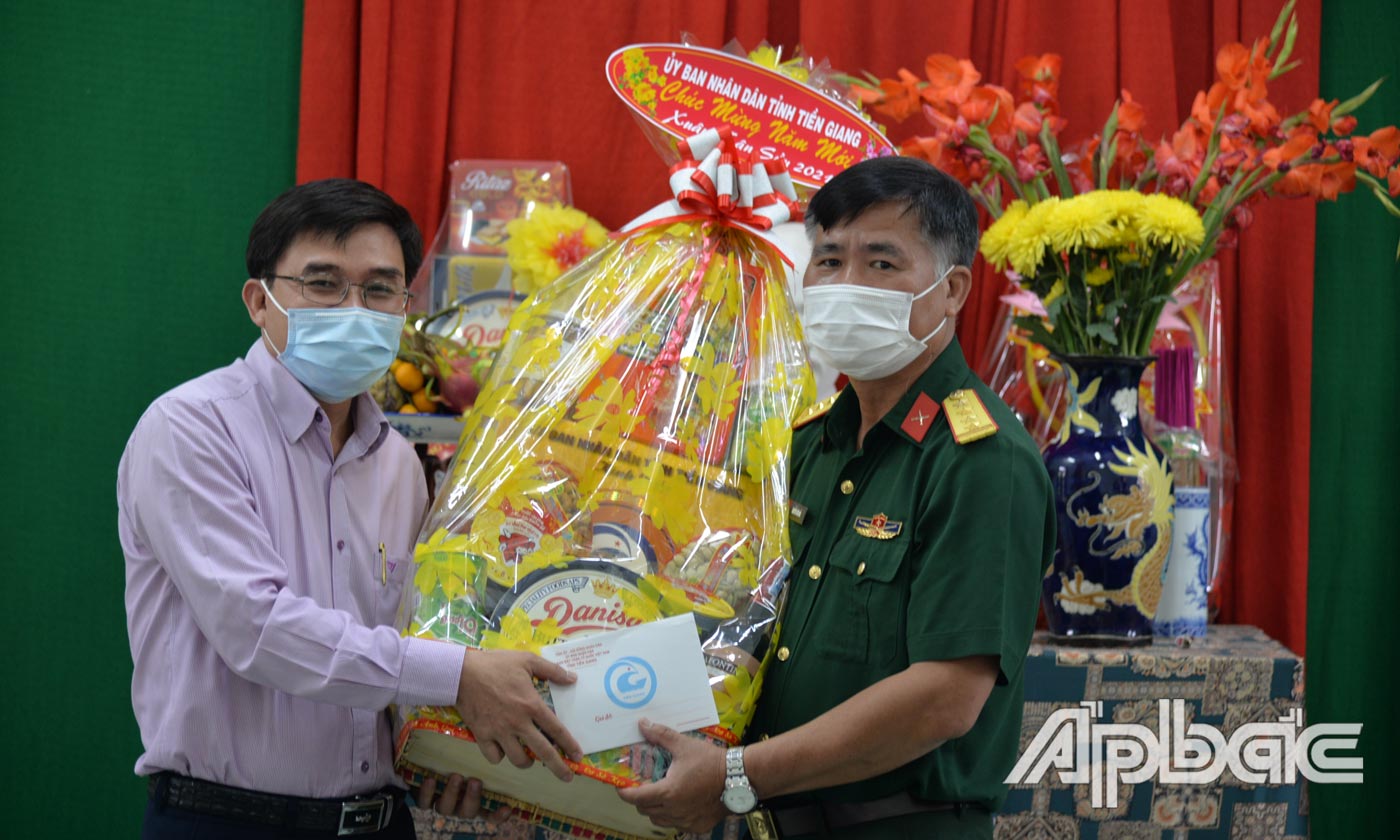 Đồng chí Nguyễn Văn Mười thăm, chúc tết Tiểu đoàn Ấp Bắc.