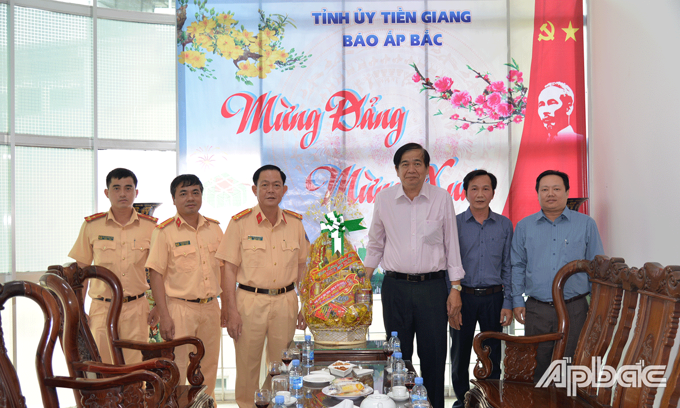 Phòng Cảnh sát giao thông - Công an tỉnh thăm, chúc tết Báo Ấp Bắc.