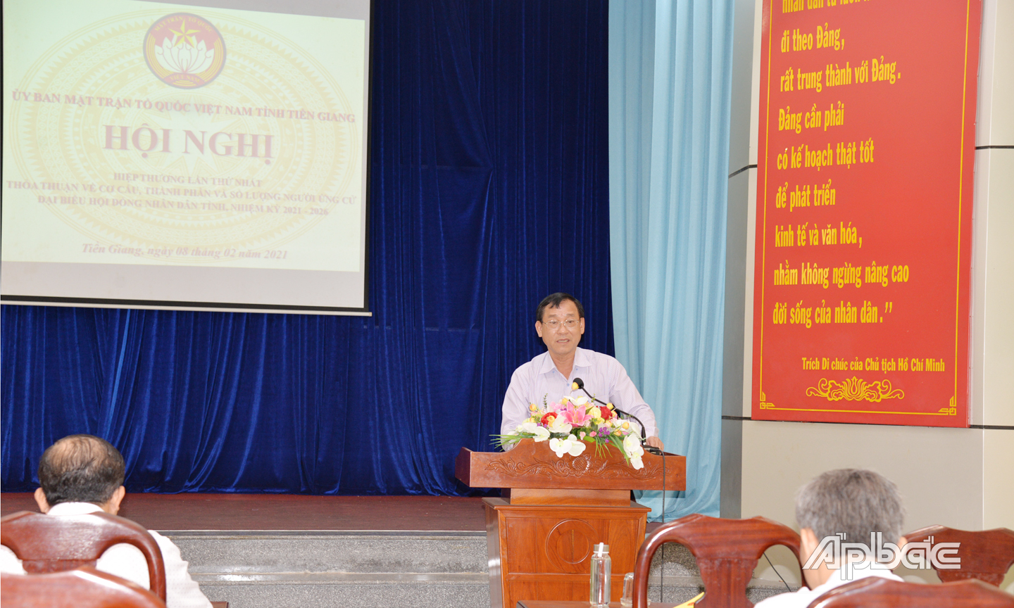 Đồng chí Nguyễn Văn Vĩnh, Phó Bí thư Tỉnh ủy, Chủ tịch UBND tỉnh phát biểu tại hội nghị