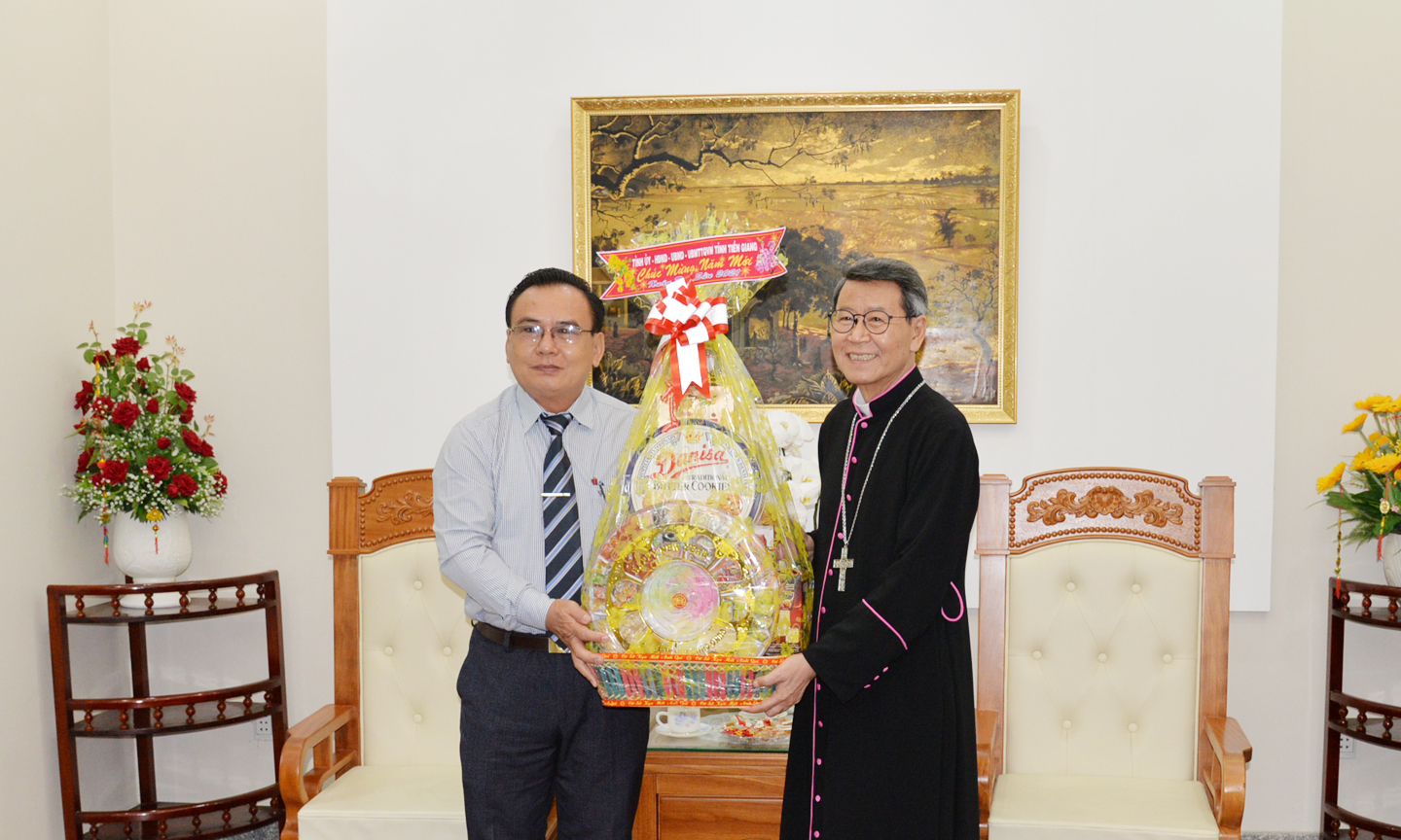 Thông qua Giám mục Nguyễn Văn Khảm, Giám mục giáo phận Mỹ Tho, Phó Bí thư Thường trực Tỉnh ủy Võ Văn Bình gửi lời chúc Xuân an lành đến toàn thể chức sắc, chức việc và giáo dân Công giáo.