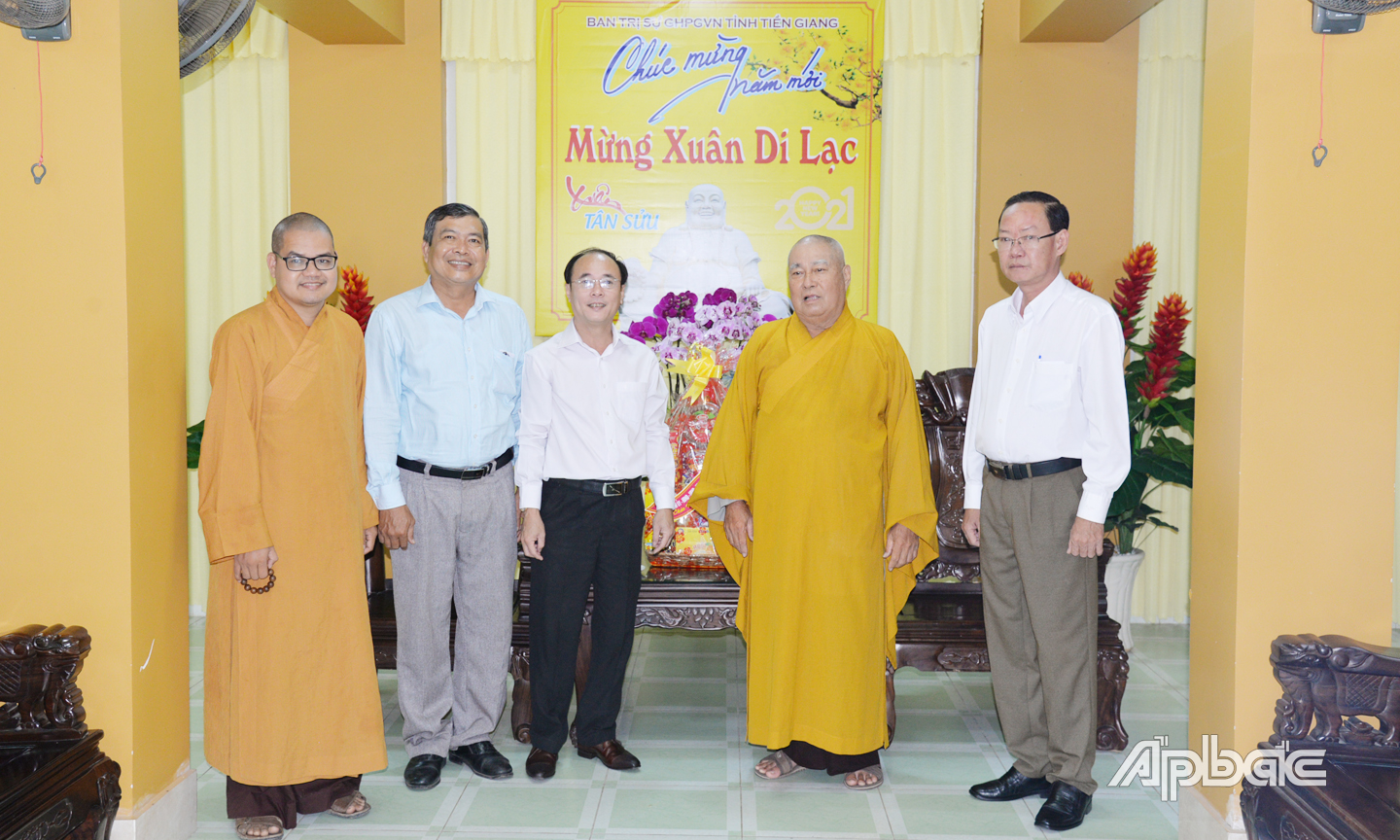 Nhân dịp xuân mới, đồng chí Trần Kim Trát, Ủy viên Ban Thường vụ Tỉnh ủy, Bí thư Thành ủy Mỹ Tho đã đến chúc tết Ban Trị sự Phật giáo tỉnh