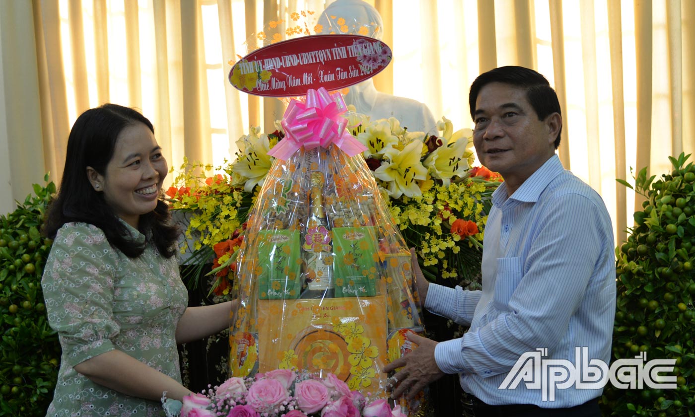 Đồng chí Nguyễn Văn Nhã thăm, chúc tết Thành ủy Mỹ Tho.