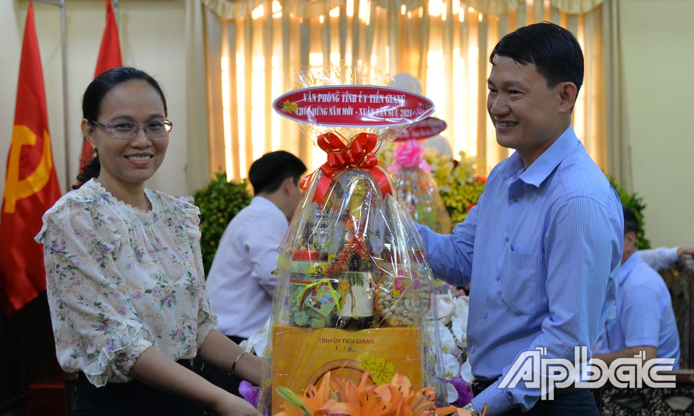 Dịp này, Văn phòng Tỉnh ủy cũng đã thăm, chúc tết Văn phòng Thành ủy Mỹ Tho.