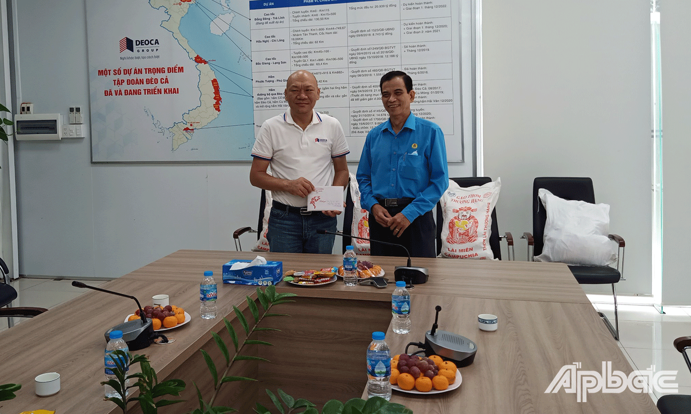 Đồng chí Trương Văn Hiền Chủ tịch Liên đoàn Lao động tỉnh Tiền Giang tặng quà hỗ trợ cho công nhân, lao động tại công ty Cổ phần BOT Trung Lương-Mỹ Thuận (điểm Cái Bè, tỉnh Tiền Giang)