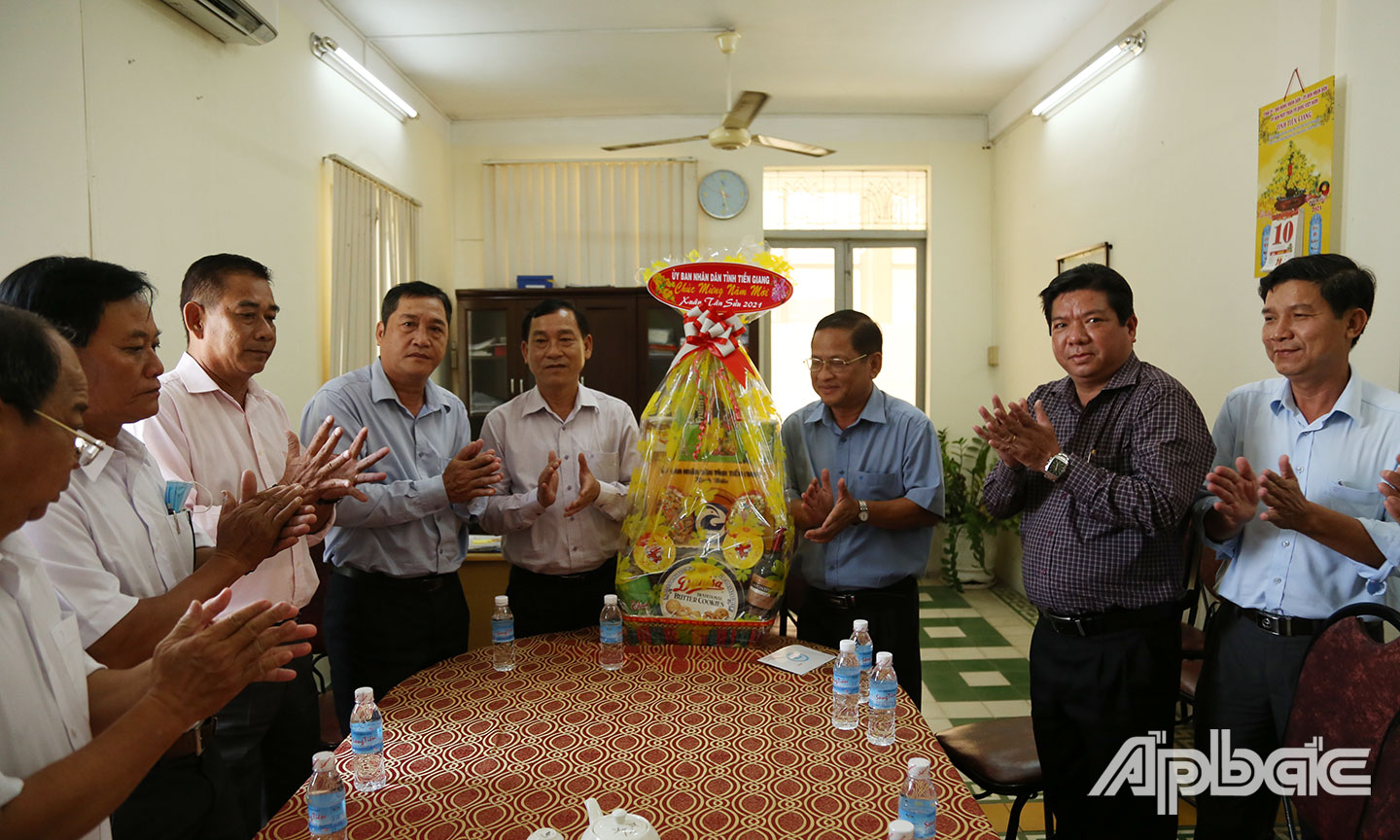 Thăm và chúc Tết công ty