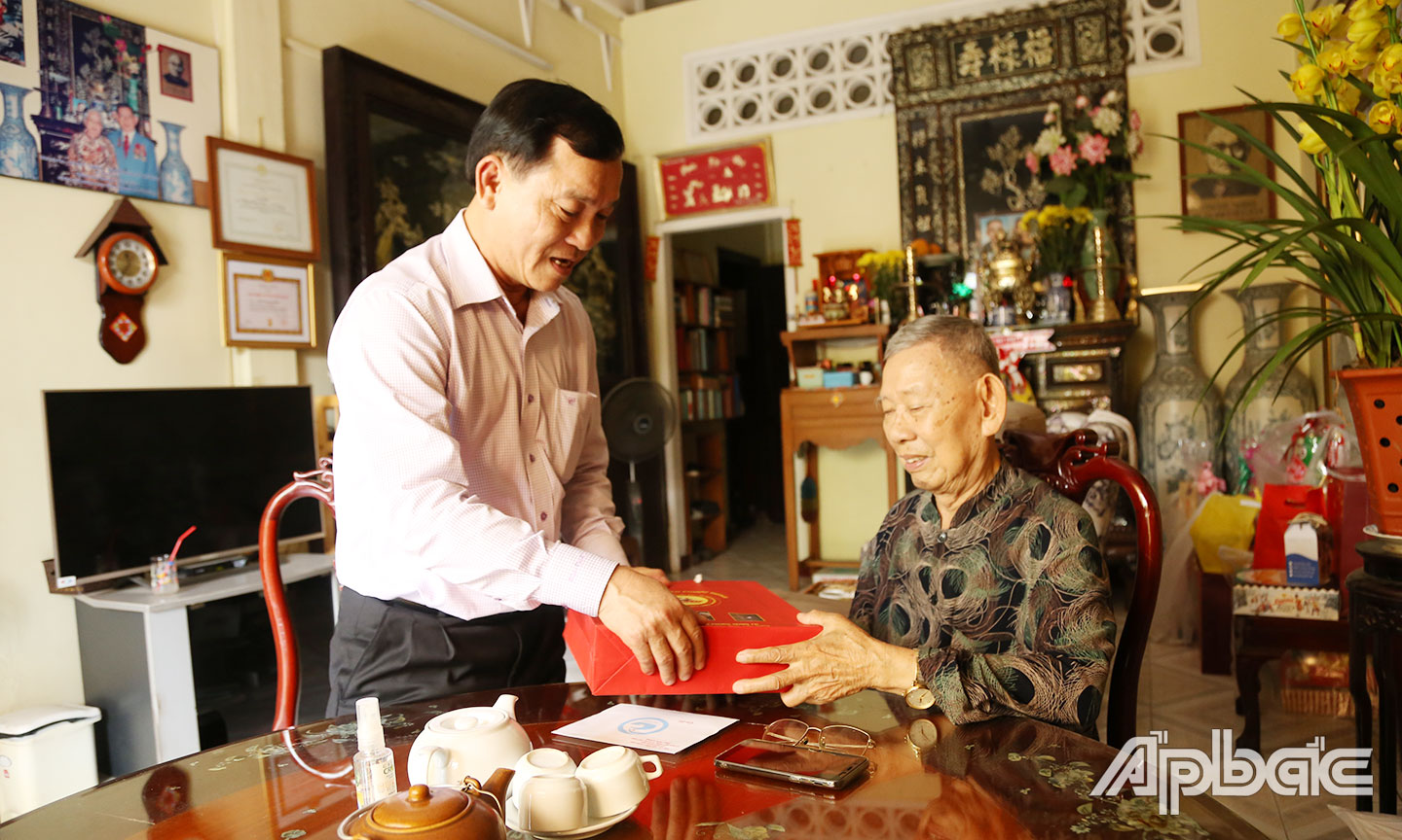 Cùng ngày đồng chí Nguyễn Văn Vĩnh đến thăm, tặng quà đồng chí Huỳnh Văn Niềm, nguyên Ủy viên Ban Chấp hành Trung ương Đảng, nguyên Bí thư Tỉnh ủy Tiền Giang, nguyên Phó Trưởng Ban Tổ chức Trung ương.