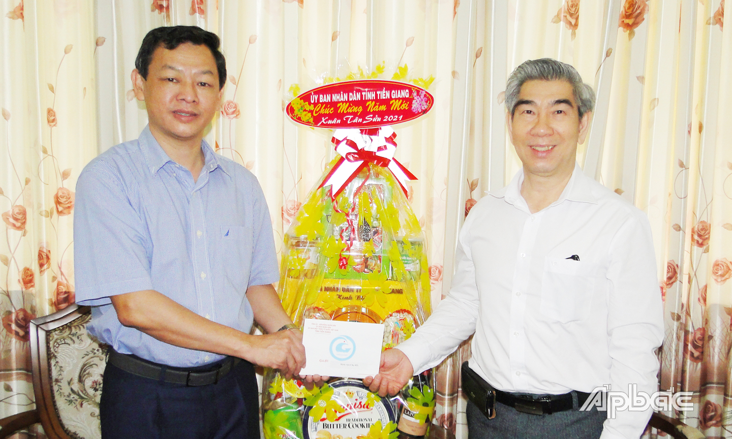 Đồng chí Trần Thanh Thảo, Tỉnh ủy viên, Giám đốc Sở Y tế tặng quà Tết và chúc mừng năm mới cho BSCKII. Nguyễn Tri Thức, Giám đốc Bệnh viện Chợ Rẫy